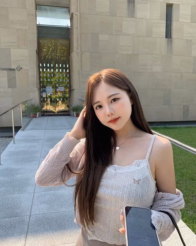 Trong những hình ảnh mà Hong Yeong-gi đăng tải lên trang cá nhân, cô nàng thực sự trông trẻ vô cùng, nhiều người thậm chí còn nhận xét Hong chẳng khác nào học sinh cấp 3, thời gian dường như đã bỏ quên hot mom này.