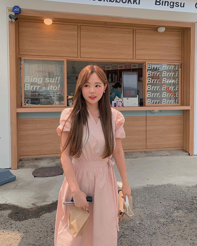 Ngoài những set đồ táo báo, Hong Yeong-gi còn rất yêu thích những chiếc váy dài, có màu trang nhã.