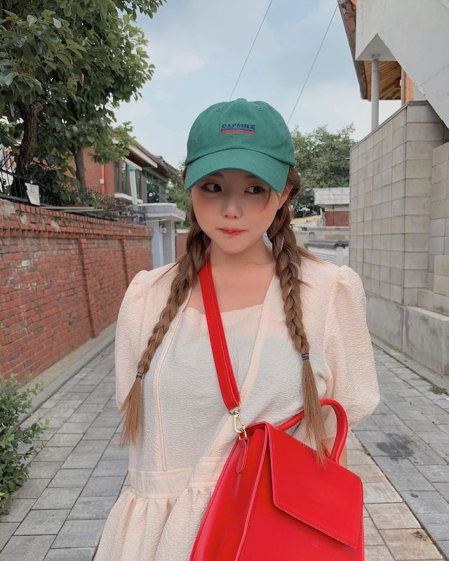 Thêm vào đó, chế độ ăn nhiều rau xanh và trái cây cũng giúp làn da của hot mom người Hàn Quốc này bóng khỏe, mượt mà hơn.