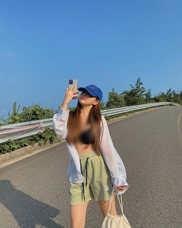 Thêm vào đó, khi quyết tâm giảm cân, chế độ ăn cũng cần phải thay đổi. Nên uống nhiều nước, ăn nhiều chất xơ, ngũ cốc, chú ý đến lượng calo nạp vào và tiêu hao.