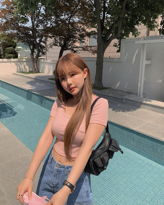 Hong Yeong-gi cũng có kênh Youtube cá nhân hàng trăm ngàn người đăng ký. Cô nàng dần trở nên nổi tiếng hơn và trở thành MC một số chương trình truyền hình.