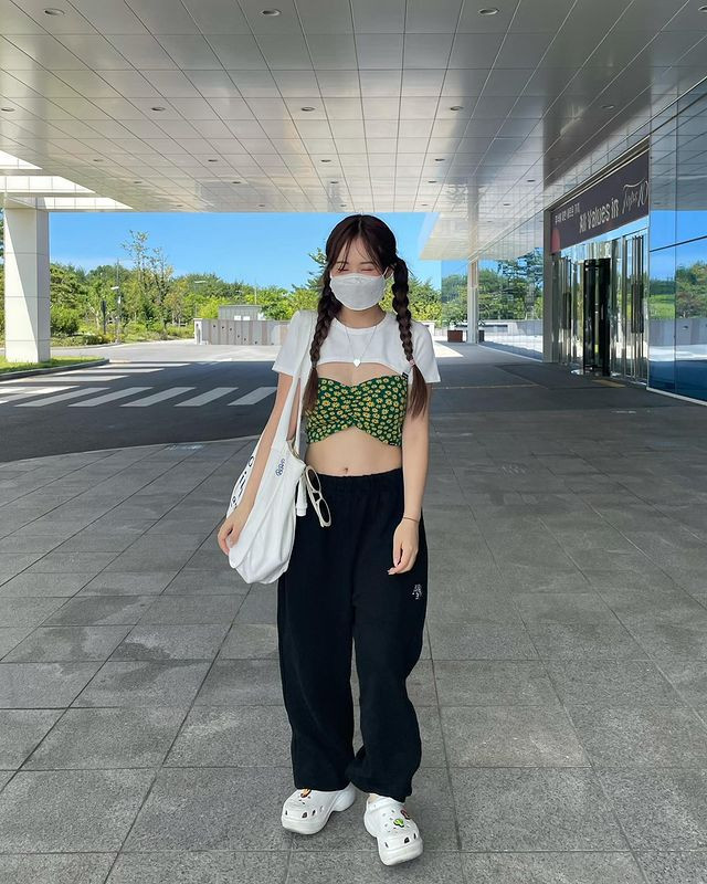 Ngoài ra, mọi người cũng rất thích gu ăn mặc gợi cảm, nóng bỏng nhưng không hề phản cảm của hot mom xinh đẹp này.