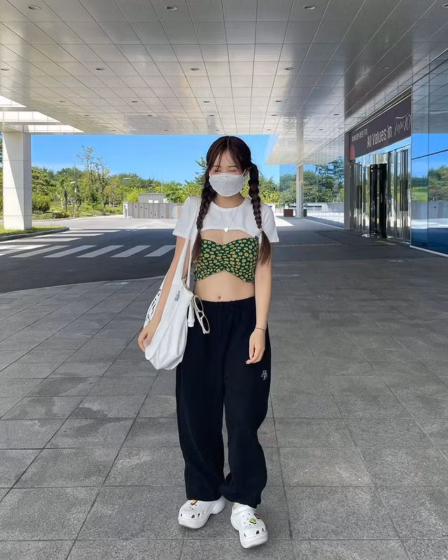 Ngoài ra, mọi người cũng rất thích gu ăn mặc gợi cảm, nóng bỏng nhưng không hề phản cảm của hot mom xinh đẹp này.