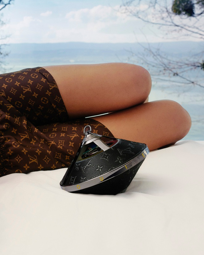 Về phần cứng, Louis Vuitton Horizon Light Up trang bị một loa siêu trầm 3 inch, 2 loa tweeter 0,75 inch để tạo hiệu ứng âm thanh 360 độ, cùng 3 micro phục vụ đàm thoại.