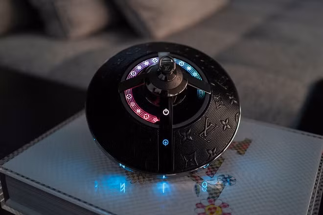 Theo The Verge, loa không dây Horizon Light Up được bán với giá 2.890 USD. Louis Vuitton cũng cho biết mẫu loa này có giá 71 triệu đồng tại Việt Nam. Người dùng có thể đặt trước thiết bị trên website của Louis Vuitton, dự kiến giao hàng từ 31/7.