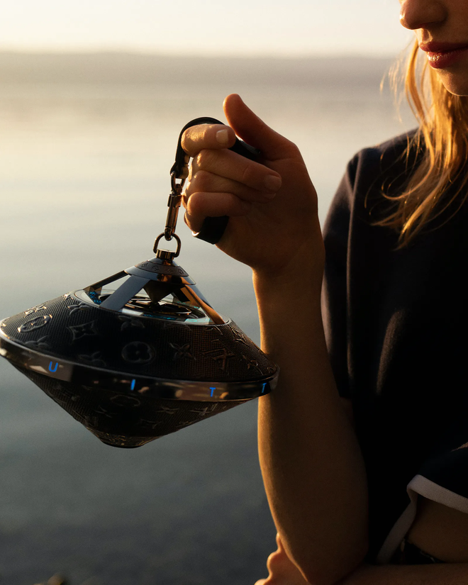 Theo Louis Vuitton, thiết kế của Horizon Light Up là sự pha trộn giữa nghệ thuật và công nghệ, tô điểm cho phòng khách và trang phục của người dùng.