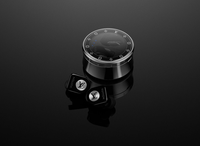 Đây không phải thiết bị công nghệ duy nhất hãng thời trang Pháp từng ra mắt. Năm 2020, Louis Vuitton đã giới thiệu tai nghe không dây Horizon Earphones với nhiều màu trẻ trung.