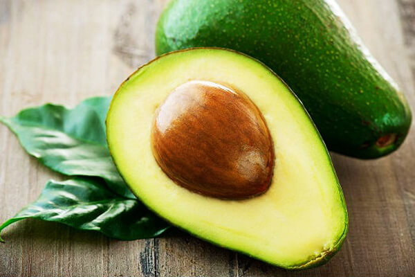 Đặc biệt đối với những bệnh nhân mắc bệnh về tim, về mạch máu não nếu ăn quá nhiều bơ một lúc sẽ làm tăng độ nhớt của máu và ảnh hưởng đến sức khỏe.