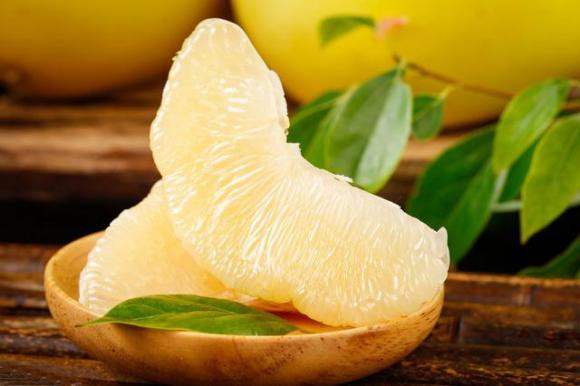 Thứ hai là quả bưởi. Một nghiên cứu cho thấy bưởi có khả năng ảnh hưởng đến tác dụng của statin, làm cho độ nhớt trong máu của người ăn ngày càng cao, làm tăng nguy cơ mỡ máu và tăng huyết áp ở bệnh nhân bị tim mạch lên mức độ nặng hơn.