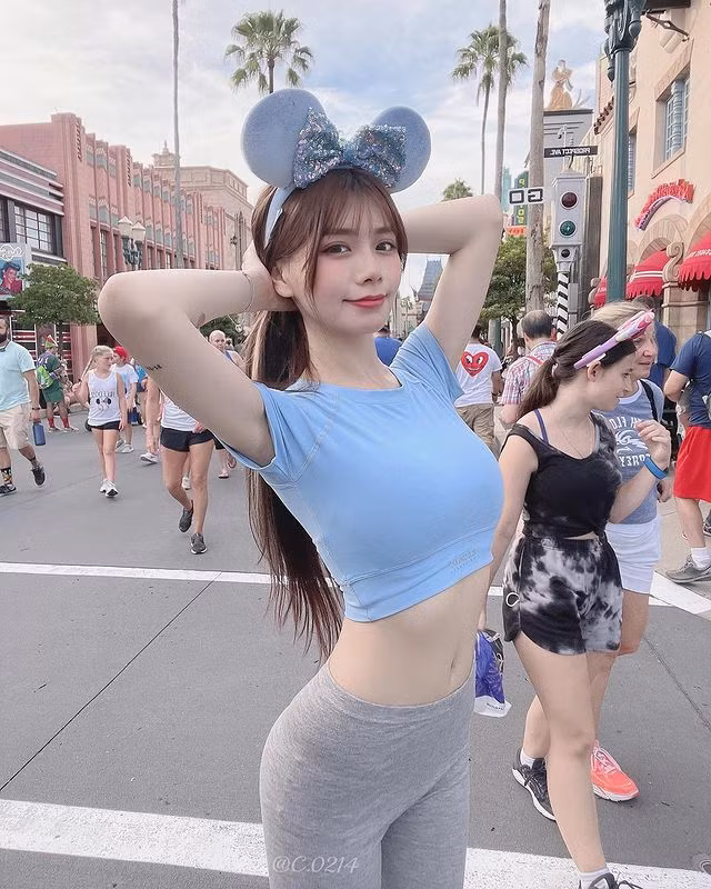 Thanh Thanh cũng đặc biệt ưa thích những chiếc áo crop-top ngắn, chỉ che quá phần ngực một chút xíu, đồng thời cô nàng cũng thích áo hai dây, áo cúp ngực ngắn, bó.