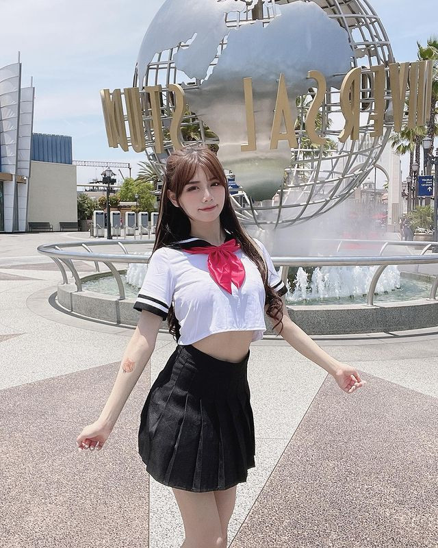 Thanh Thanh trong bộ trang phục nữ sinh cách điệu vô cùng xinh đẹp, cuốn hút.