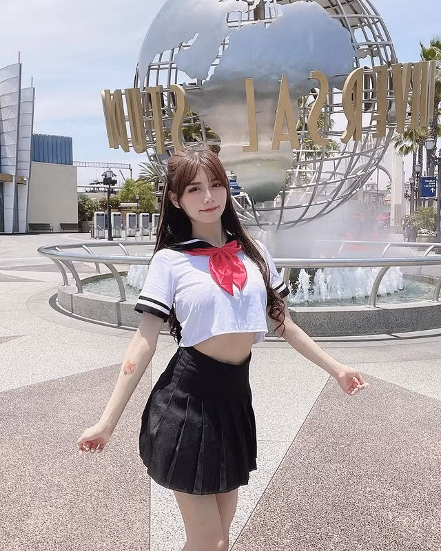 Thanh Thanh trong bộ trang phục nữ sinh cách điệu vô cùng xinh đẹp, cuốn hút.