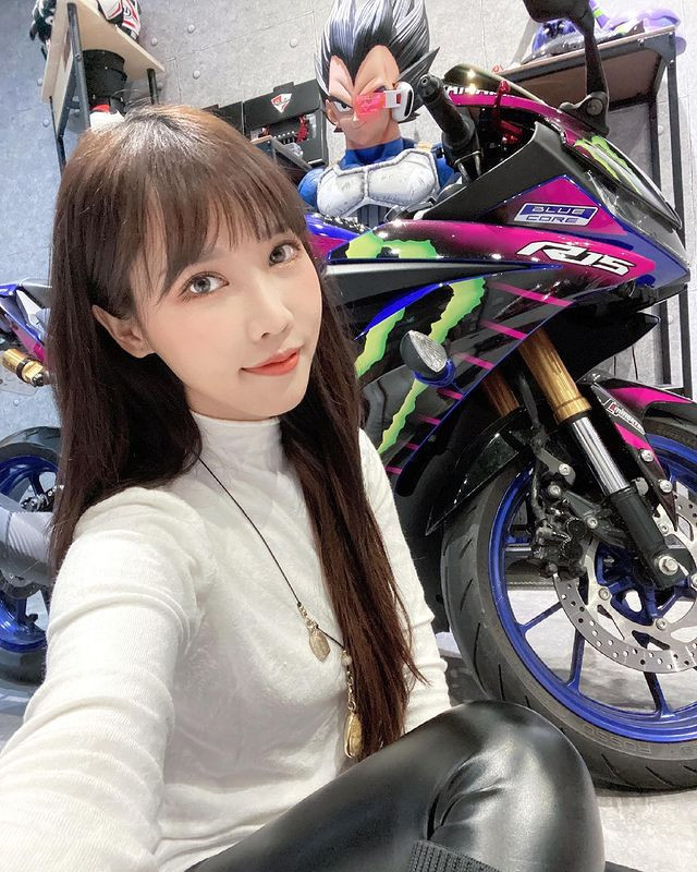 Hot girl Mễ Phi là một cosplayer nổi tiếng ở Trung Quốc. Cô nàng thường xuyên đăng ảnh khoe cuộc sống thường ngày của mình, được cư dân mạng yêu mến và có lượng fan trung thành đông đảo.