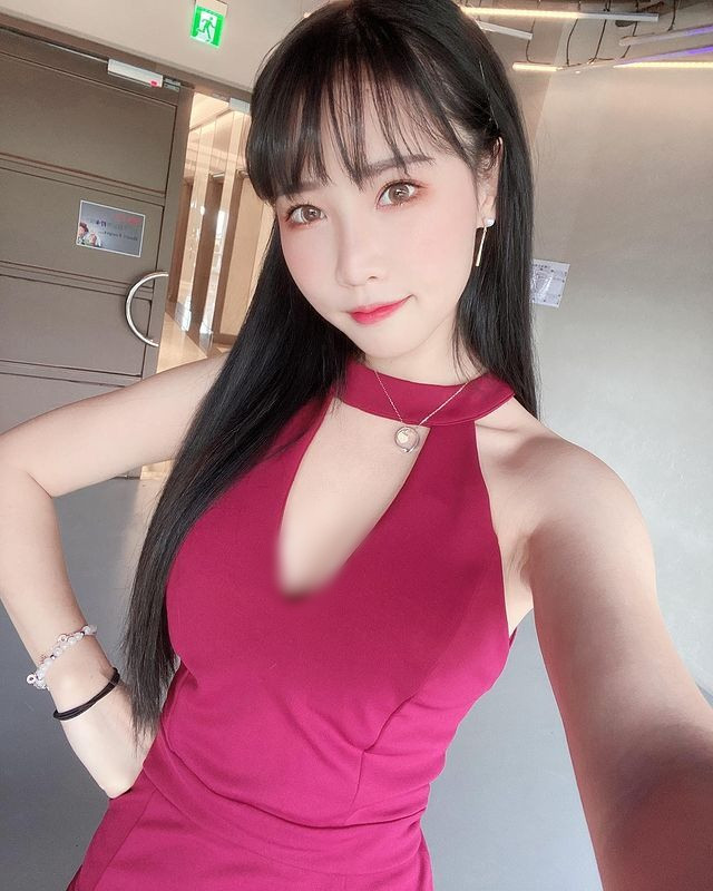 Ngoài vẻ xinh đẹp, Mễ Phi còn gây ấn tượng mạnh mẽ nhờ thân hình cực chuẩn. Cô nàng có khuôn ngực đầy đặn, vòng theo thon gọn và đôi chân thon dài, săn chắc.