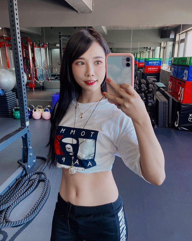 Khi được hỏi làm sao có được vóc dáng vạn người mê như vậy, Mễ Phi cho biết, bí quyết của cô nàng chính là tập luyện.