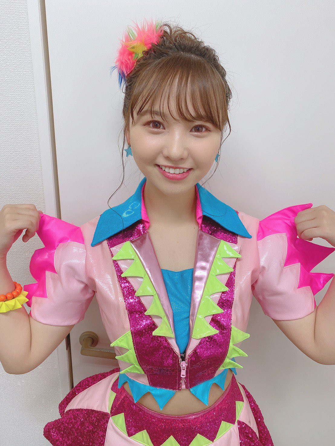 Trên sân khấu, Hongo Yuzuha vẫn thường diện trang phục kẹo ngọt, bắt mắt và nhảy những điểu nhảy dễ thương.