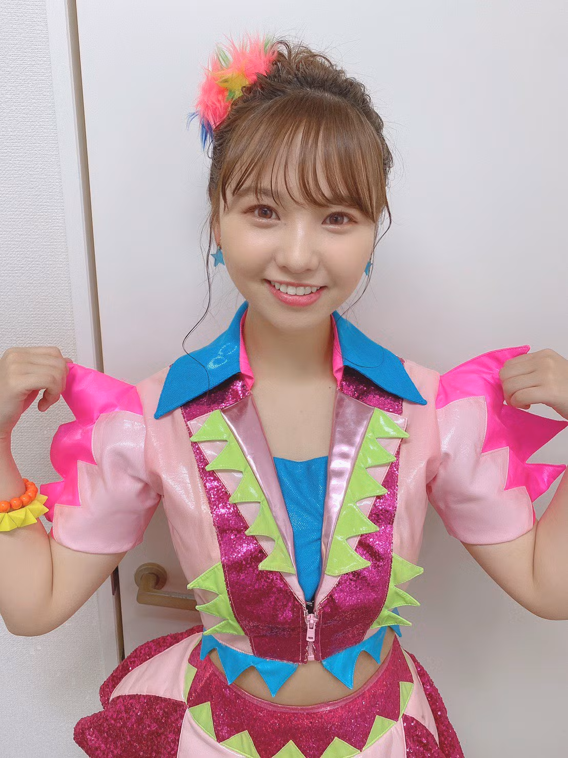 Trên sân khấu, Hongo Yuzuha vẫn thường diện trang phục kẹo ngọt, bắt mắt và nhảy những điểu nhảy dễ thương.