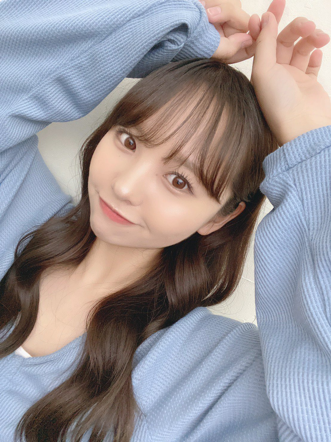 Với lợi thế ngoại hình, không có lý do gì Hongo Yuzuha không lựa chọn hình ảnh một quý cô gợi cảm, nóng bỏng và quyến rũ.