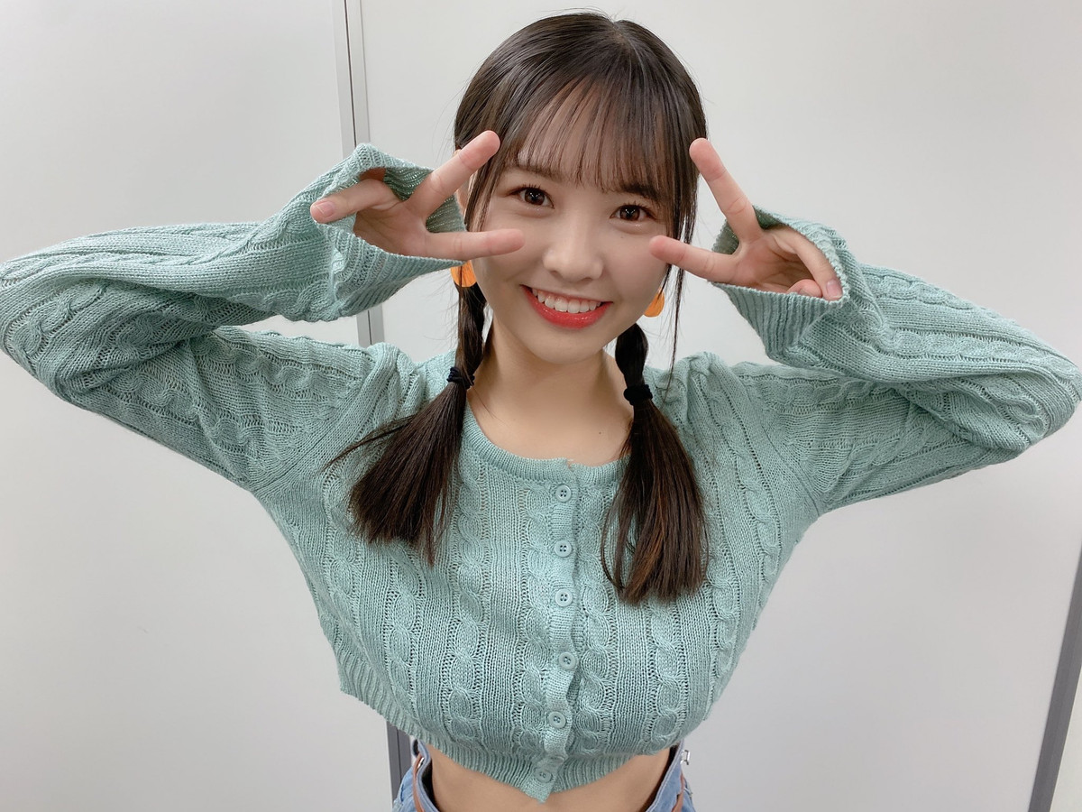 Thi thoảng, Hongo Yuzuha cũng phá cách khi diện crop-top và quần cạp cao, khoe vòng eo thon gọn của mình.