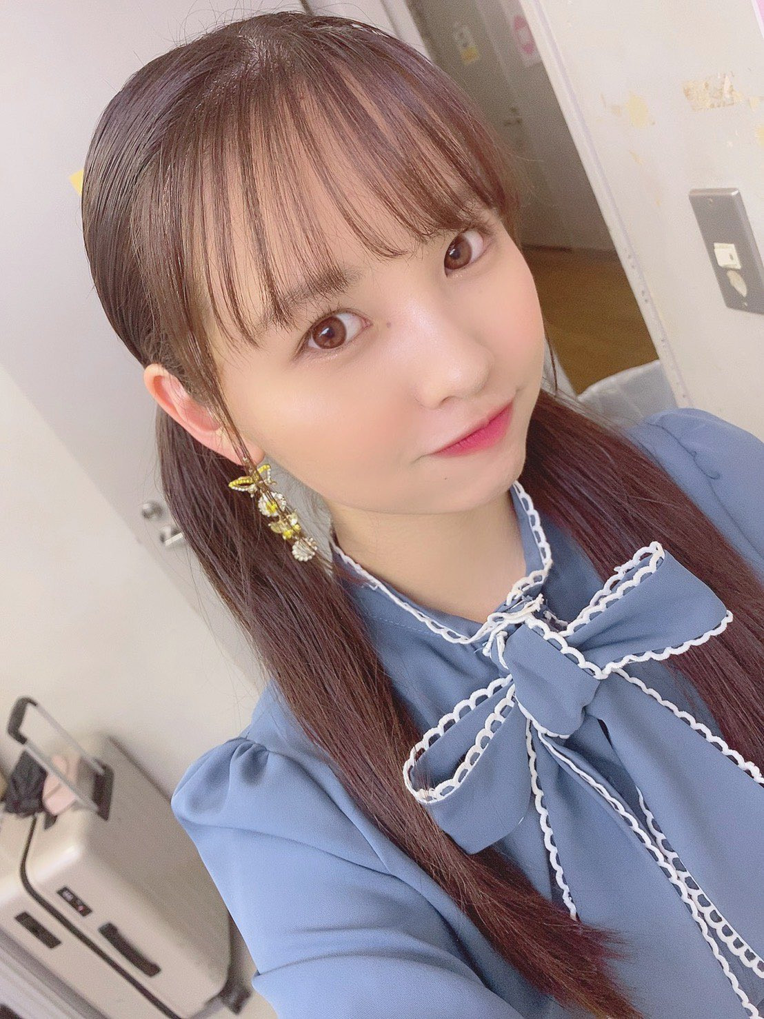 Đối với nhiều người hâm mộ, đây mới là hình ảnh Hongo Yuzuha mà họ yêu thích. Cô nàng trông xinh đẹp, thân thiện và gần gũi hơn rất nhiều trong những trang phục bánh bèo kiểu này.