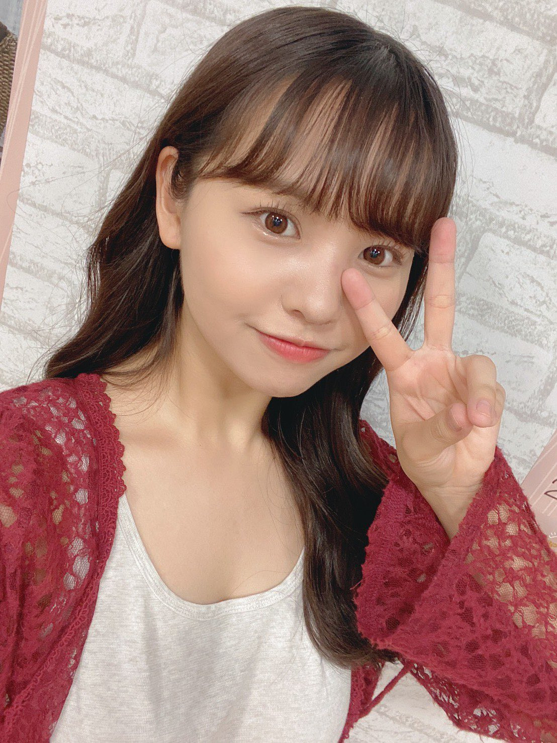 Tuy vậy, ngoài đời, khi không phải làm việc, có vẻ như nữ thần tượng Nhật Bản vẫn ưa thích phong cách kín đáo, nữ tính và nhẹ nhàng.