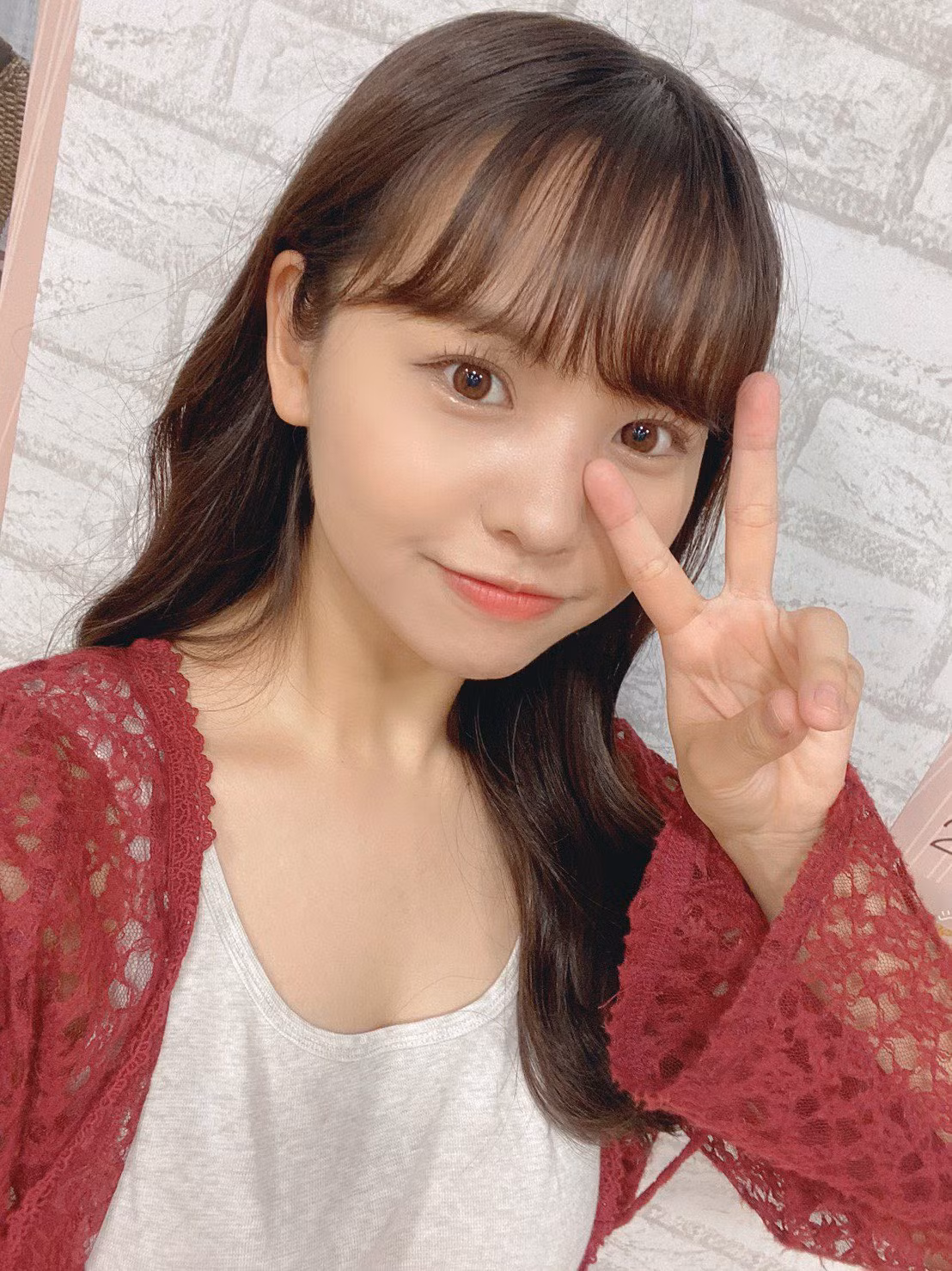 Tuy vậy, ngoài đời, khi không phải làm việc, có vẻ như nữ thần tượng Nhật Bản vẫn ưa thích phong cách kín đáo, nữ tính và nhẹ nhàng.