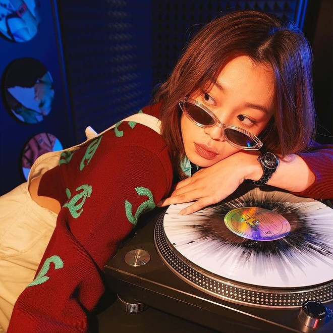 Nữ VĐV không chỉ nổi tiếng bởi bề dày thành tích mà còn thu hút người hâm mộ bởi vẻ ngoài khỏe khoắn. Stephanie Au có gu thời trang sành điệu, thường xuyên diện thiết kế của các nhà mốt đình đám.