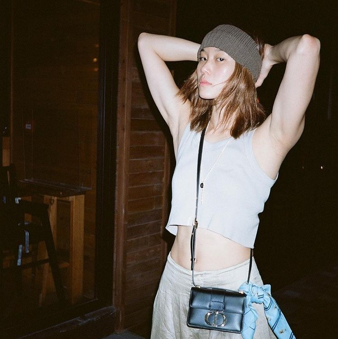 Stephanie Au đến với môn bơi lội từ năm 9 tuổi. Cô từng có thời gian du học và tốt nghiệp chuyên ngành Kinh tế môi trường tại University of California-Berkeley (Mỹ) vào năm 2014. Cô cũng giành giải thưởng Hong Kong Outstanding Students Awards lần thứ 24.