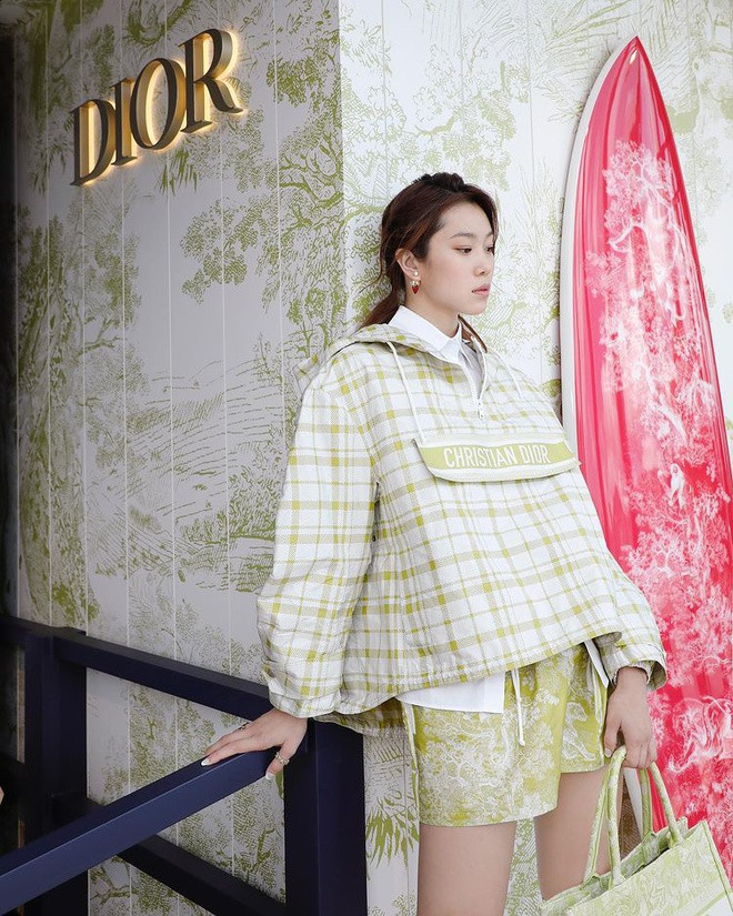 Bên cạnh sự nghiệp thể thao, cô còn là người mẫu ảnh, thường xuyên xuất hiện trên các tạp chí thời trang lớn.