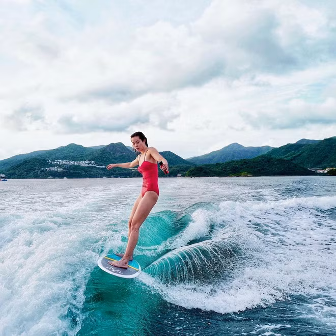 Ngoài bơi lội, Stephanie Au còn yêu thích nhiều bộ môn khác như lướt ván, gym và yoga. Thể thao không chỉ đem đến cho cô có sức khỏe dẻo dai mà còn giúp cô rèn luyện tâm trí và đạt được sự cân bằng trong cuộc sống.