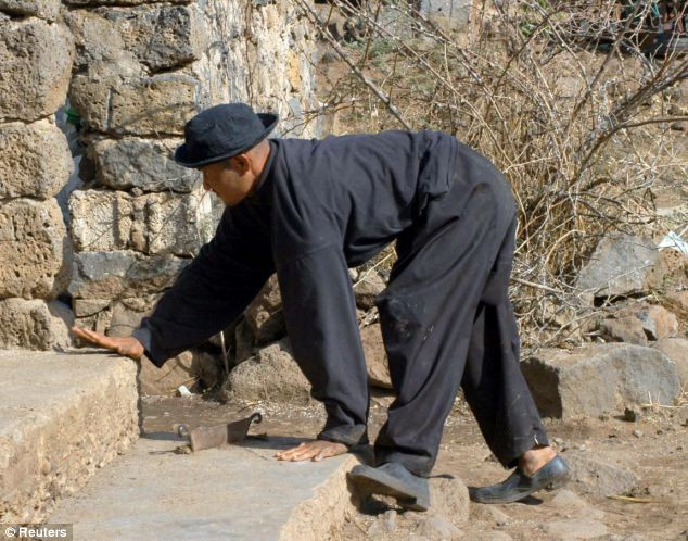 Theo thông tin đăng tải, một gia đình hơn chục người ở Iraq mắc một căn bệnh lạ lùng. Hơn chục người này sống trong một không gian nhỏ hẹp, thoạt nhìn họ không khác gì những người bình thường song trên thực tế, họ đã không thể đứng thẳng trên đôi chân mình trong nhiều thập kỷ.