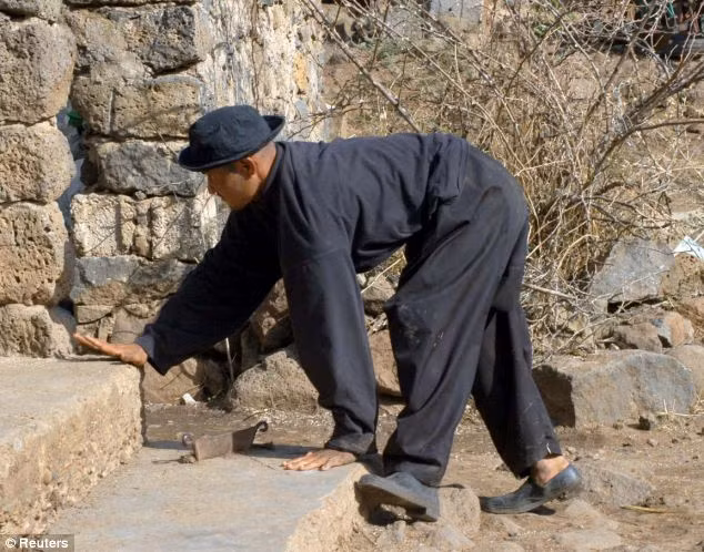 Theo thông tin đăng tải, một gia đình hơn chục người ở Iraq mắc một căn bệnh lạ lùng. Hơn chục người này sống trong một không gian nhỏ hẹp, thoạt nhìn họ không khác gì những người bình thường song trên thực tế, họ đã không thể đứng thẳng trên đôi chân mình trong nhiều thập kỷ.