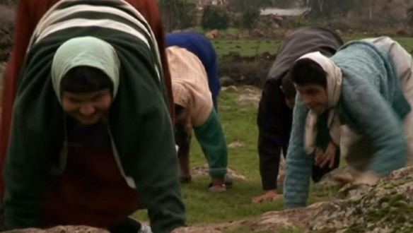 Cách đi lại bằng 4 chân của họ là một cách để thích nghi với căn bệnh hiếm về khả năng thăng bằng.