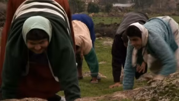 Cách đi lại bằng 4 chân của họ là một cách để thích nghi với căn bệnh hiếm về khả năng thăng bằng.