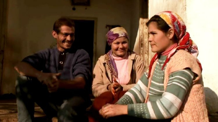 Cụ thể, họ không di chuyển giống động vật linh trưởng mà chỉ đi lại bằng cách sử dụng bàn chân và gan bàn tay theo bản năng. Họ cũng chỉ có thể đứng dậy trong một khoảng thời gian ngắn trong tình trạng đầu gối và đầu gập xuống.