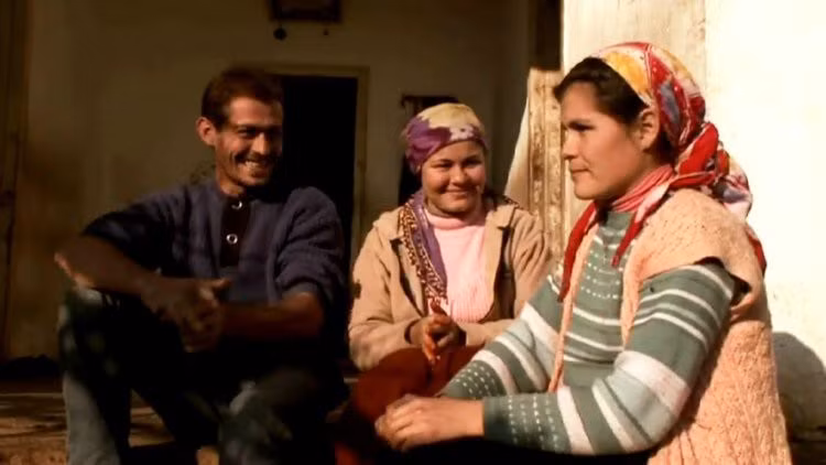 Cụ thể, họ không di chuyển giống động vật linh trưởng mà chỉ đi lại bằng cách sử dụng bàn chân và gan bàn tay theo bản năng. Họ cũng chỉ có thể đứng dậy trong một khoảng thời gian ngắn trong tình trạng đầu gối và đầu gập xuống.