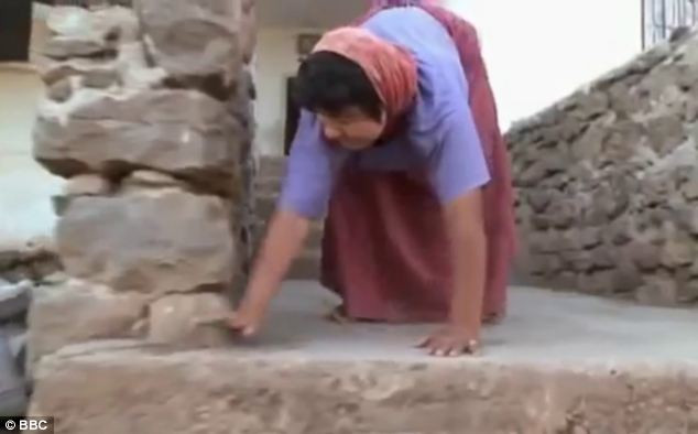 Thế nhưng, các nhà nghiên cứu đã từng đi sâu tìm hiểu về căn bệnh này và chỉ ra, nguyên nhân khiến những người này không thể đứng và đi lại bằng cả hai chân như người bình thường là do đột biến gen, không phải là một bằng chứng của giả thiết tiến hóa ngược.