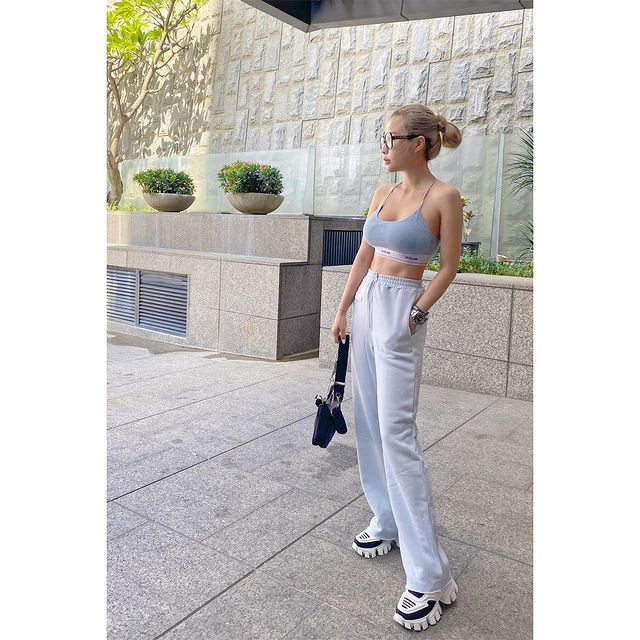 Trong đời thường, Tây Tây cũng thích diện những set đồ khoe được triệt để vẻ đẹp hình thể của mình, khiến rất nhiều cô gái hâm mộ, muốn học theo.