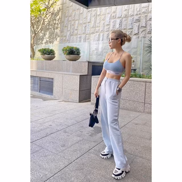 Trong đời thường, Tây Tây cũng thích diện những set đồ khoe được triệt để vẻ đẹp hình thể của mình, khiến rất nhiều cô gái hâm mộ, muốn học theo.