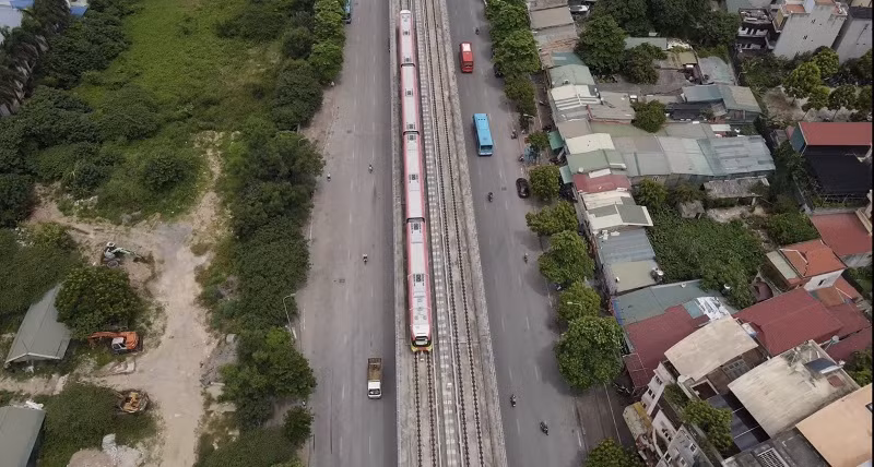 Đoàn tàu nhìn từ trên cao sáng 1/7.