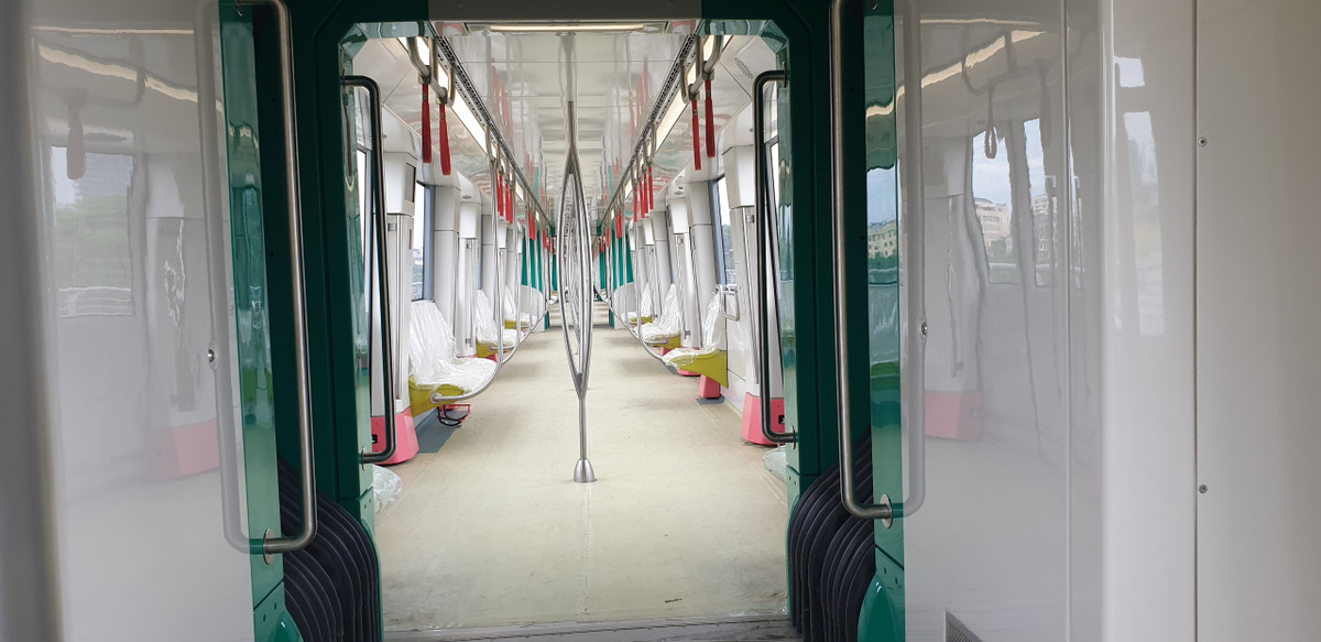 Không gian mang sắc xanh và trắng chủ đạo bên trong đoàn tàu.