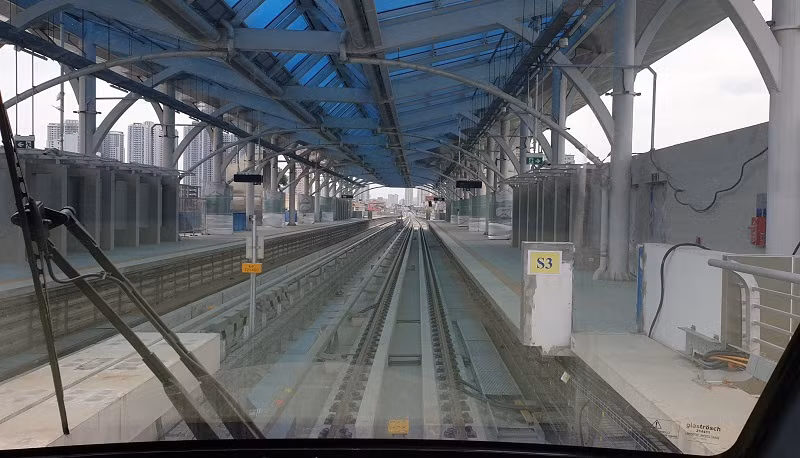 Đường ray tàu nhìn từ buồng lái.