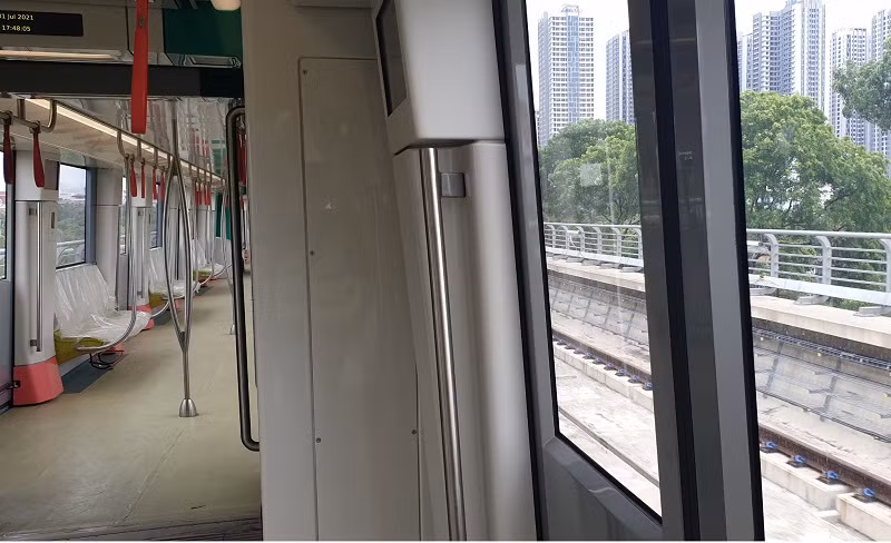 Khung cảnh trong và ngoài đoàn tàu Nhổn - Ga Hà Nội.