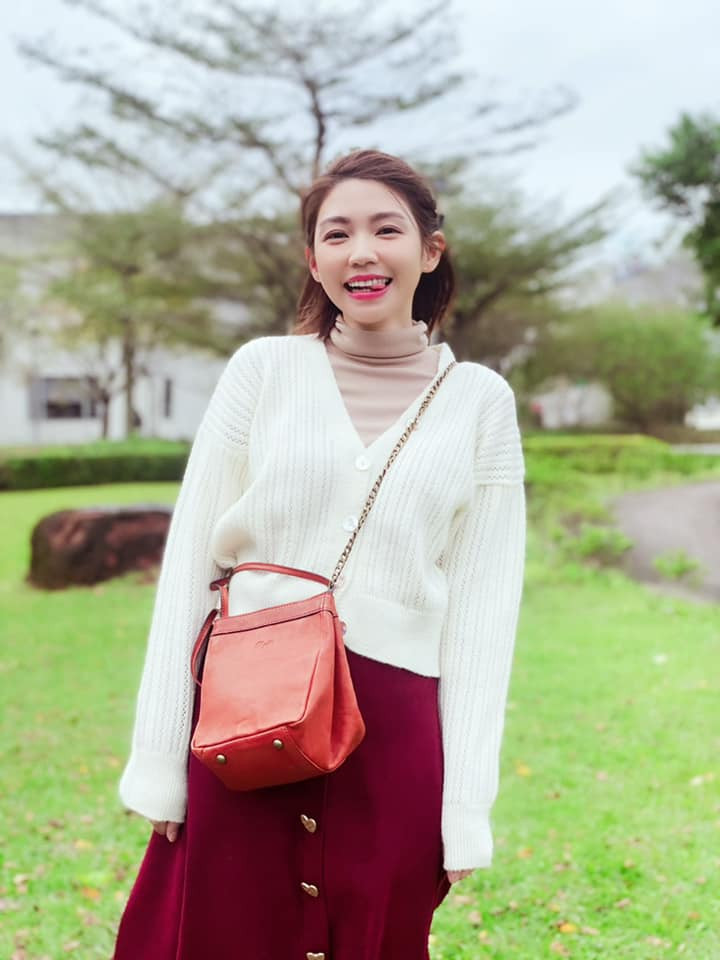 Sắc màu và trang phục mà nữ diễn viên lựa chọn đa phần đều nhã nhặn, nếu có sử dụng các gam màu nổi bật thì cũng kết hợp rất khéo léo.