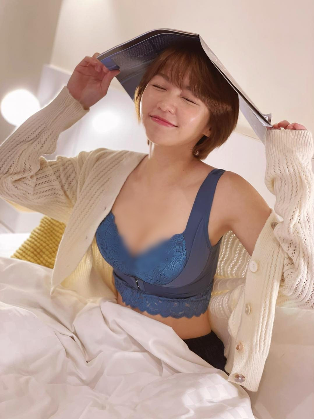 Một số cô gái thậm chí còn thả rông, chỉ sử dụng miếng dán ngực, không chịu mặc áo ngực cho thoáng mát. Thế nhưng, việc không mặc áo ngực cả ngày sẽ khiến ngực bị kéo xuống theo lực hướng tâm.