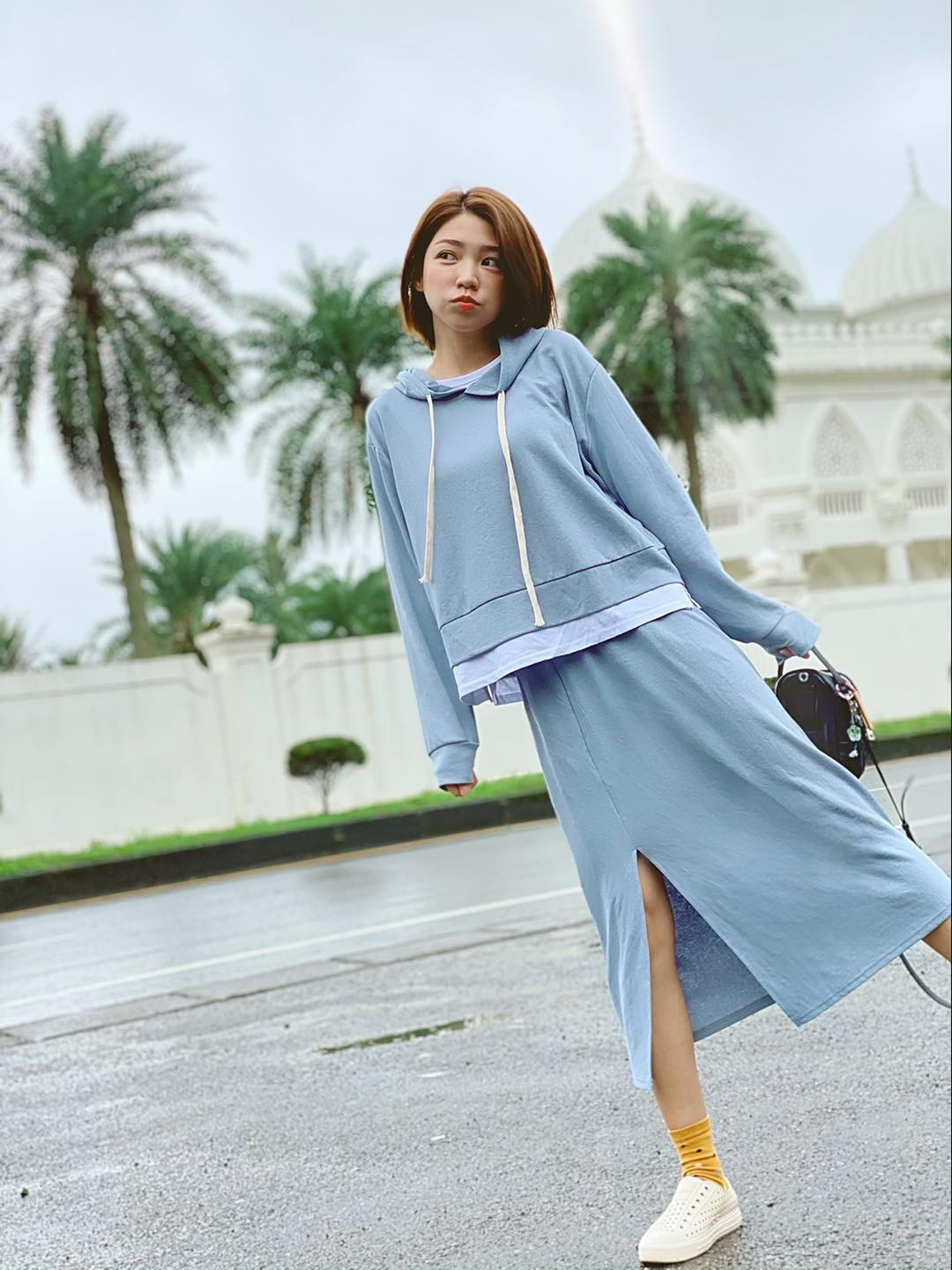 Cô nàng cũng không giới hạn bản thân hay đóng khung mình trong một phong cách thời trang nhất định. Lúc thì dịu dạng, nữ tính, khi lại năng động, thể thao.