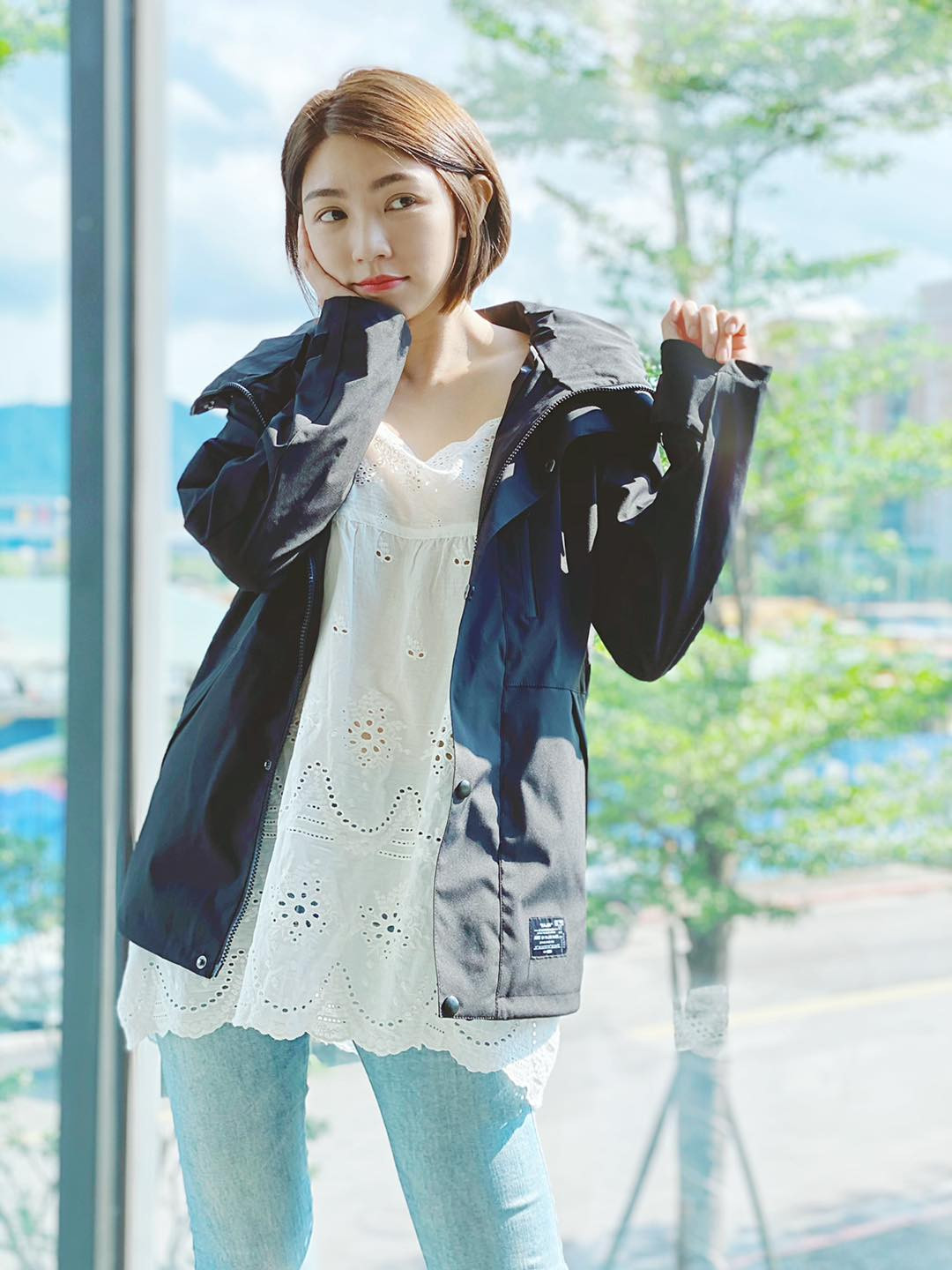 Có một điểm chung là dù diện bất cứ trang phục nào, Tăng Trí Hi cũng đều xinh đẹp tươi trẻ, tràn đầy sức sống, thực sự đáng ngưỡng mộ, ghen tị.