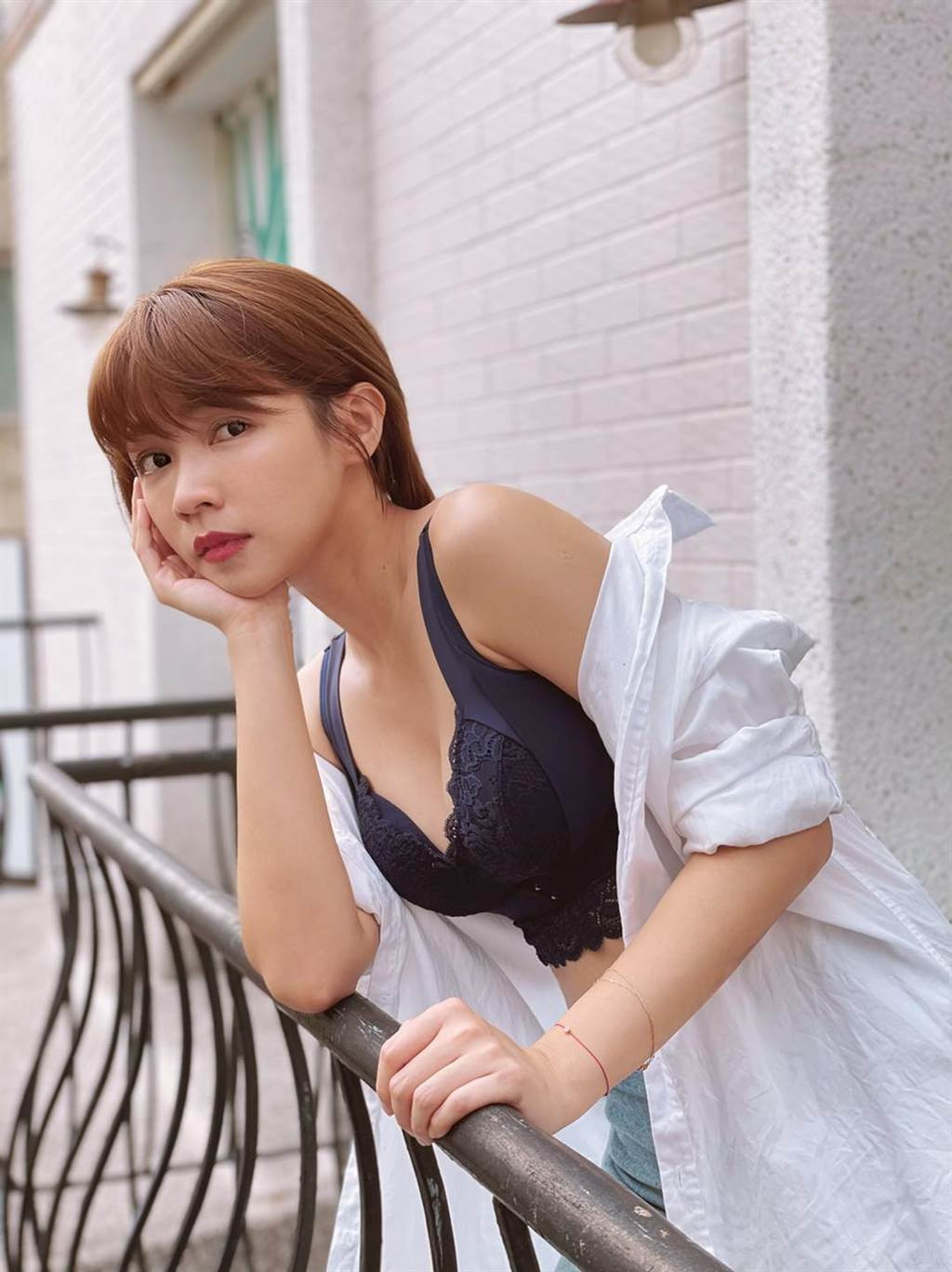 Theo Tăng Trí Hi, nhiều cô gái trẻ thường không mặc áo ngực khi đi ngủ, điều này khiến khuôn ngực không được cố định, gây ra tình trạng chạy xệ không đồng đều.