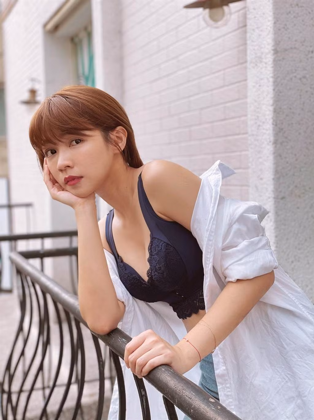 Theo Tăng Trí Hi, nhiều cô gái trẻ thường không mặc áo ngực khi đi ngủ, điều này khiến khuôn ngực không được cố định, gây ra tình trạng chạy xệ không đồng đều.