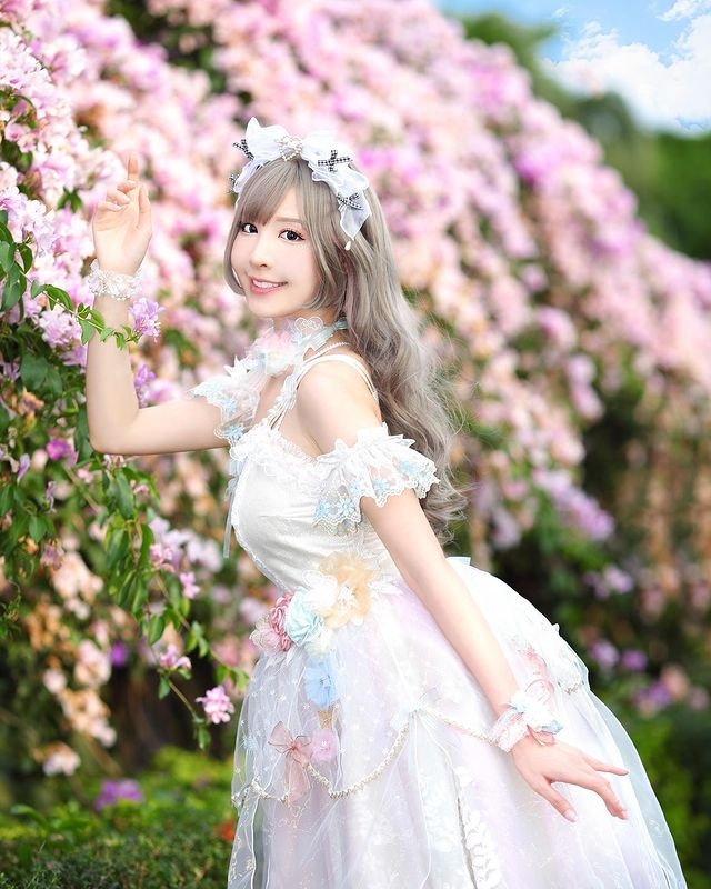 Hot girl người Đài Loan hóa thân thành công chúa xứ hoa trong bộ trang phục cosplay.